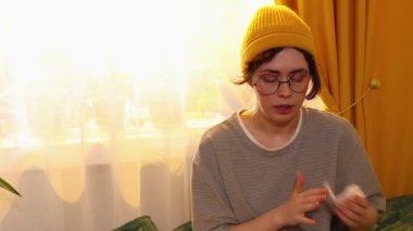 Siyah saçlı genç bir kadının portresi evde yatağında nakışla çember örüyor çapraz dikiş dikiyor ve rahat yatak odasında yaratıcı eğlencelerin keyfini çıkarıyor.