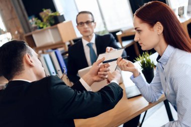 Ciddi avukat yetişkin erkeğe belgeyi imzala boşanma veriyor.