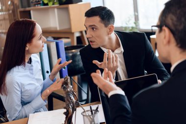 Office masada oturan ve çift tartışma boşanmaktan dinleme avukat