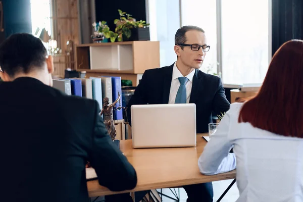 Familienanwältin Zeigt Jungen Paaren Sie Scheidungsvereinbarung Unterschreiben — Stockfoto