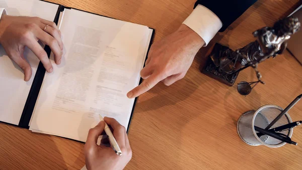 Close Van Mannenhand Wijzen Waar Handtekening Zetten Document — Stockfoto