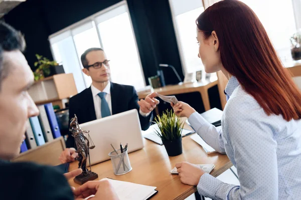 Frau Gibt Anwältin Geld Für Scheidung Büro — Stockfoto