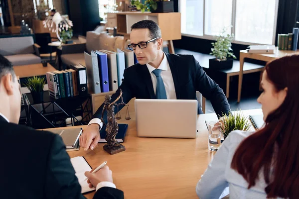 Family Lawyer Showing Young Couple Signing Agreement Divorce — Stock Photo, Image