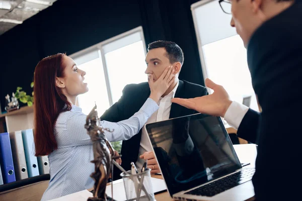 Malvada Esposa Abofetear Marido Cara Sentado Oficina Abogado Disolver Matrimonio — Foto de Stock