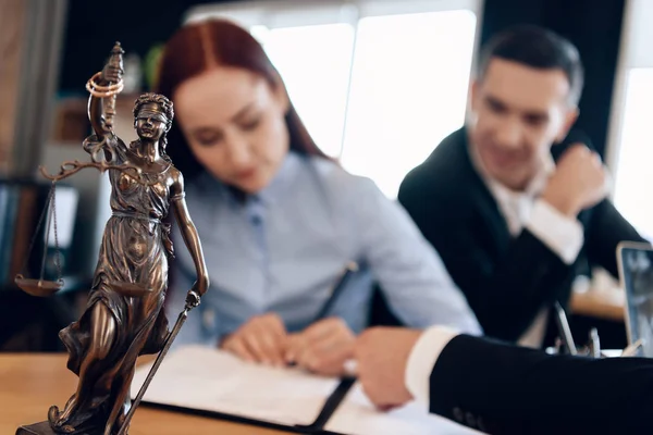 Estatua Bronce Themis Sosteniendo Escalas Justicia Con Pareja Firma Documentos —  Fotos de Stock