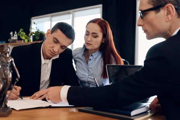 Hombre Firma Acuerdo Disolución Matrimonial Pareja Adulta Divorciada — Foto de Stock