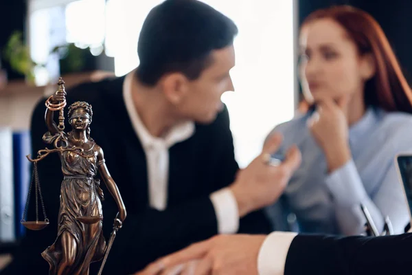 Estatua Bronce Themis Sosteniendo Escalas Justicia Con Pareja Firma Documentos — Foto de Stock