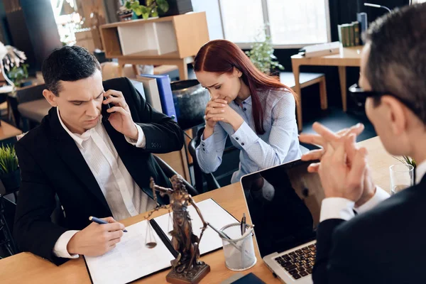 Man Ondertekenen Van Documenten Het Kantoor Van Advocaat — Stockfoto