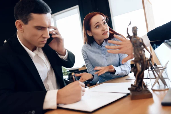 Mann Signiert Dokumente Anwaltsbüro Während Mit Dem Smartphone Spricht — Stockfoto