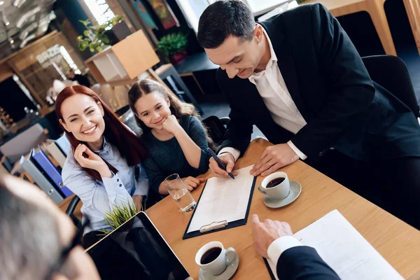 Man Signing Documents Lawyer Office — Stock Photo, Image