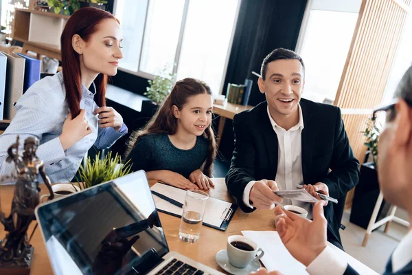 Madre Con Hija Mirando Padre Con Dinero Las Manos — Foto de Stock