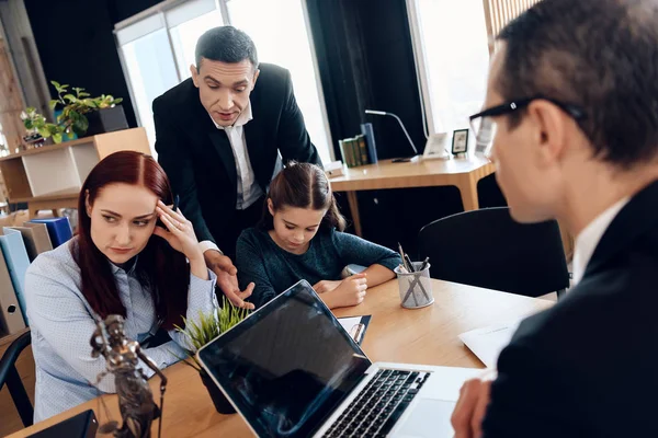 Selbstbewusster Mann Bittet Frau Unterschrift Büro Des Anwalts — Stockfoto