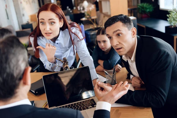 Joven Mujer Decidiendo Sobre Tutor Principal Niña Registro Tutela — Foto de Stock