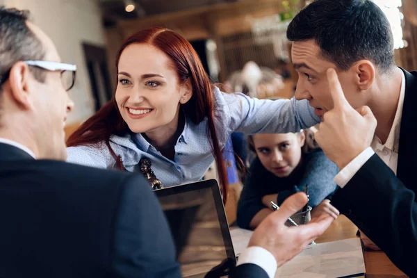 Joven Mujer Decidiendo Sobre Tutor Principal Niña Registro Tutela — Foto de Stock