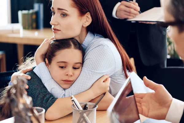 Jovem Mãe Triste Abraçando Pequena Filha Chateada Sentada Escritório Advogado — Fotografia de Stock