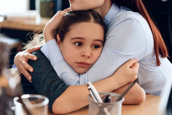 Joven Triste Madre Abrazando Poco Molesto Hija Sentado Oficina Abogados —  Fotos de Stock