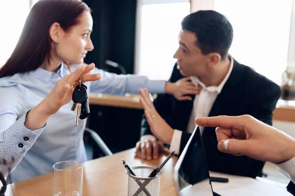 Coppia Giovane Risolve Questione Divisione Proprietà Ufficio Divorzio — Foto Stock