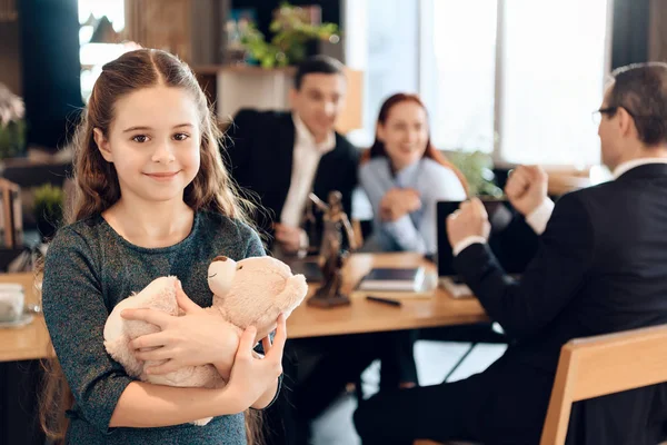 küçük kız oyuncak ayı aile avukatı ofiste sarılma