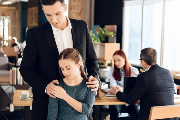 Adulto Uomo Piedi Primo Piano Abbracciando Ragazza Ufficio Avvocato — Foto Stock