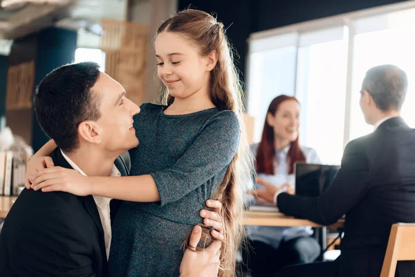 Volwassen Vader Knuffelen Dochtertje Het Kantoor Van Advocaat — Stockfoto