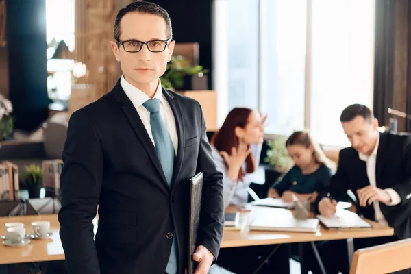 Takım Elbise Ayakta Office Ailesinin Önünde Aile Avukatı — Stok fotoğraf