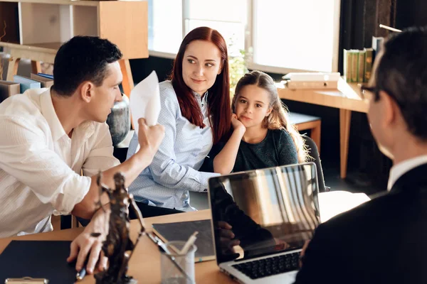 Smashing Papier Verbijsterd Volwassen Man Zitten Aan Tafel Naast Vrouw — Stockfoto