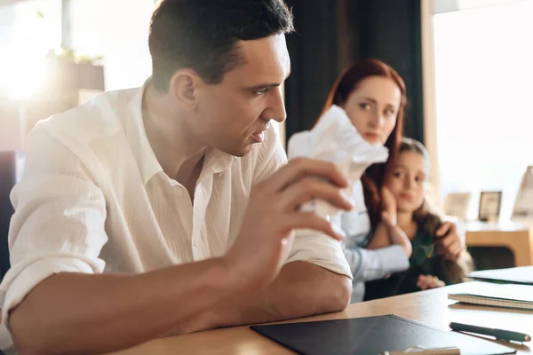 Hombre Adulto Desconcertado Rompiendo Papel Sentado Mesa Lado Mujer Abrazando — Foto de Stock