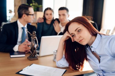 Avukat aile ile ofiste oturan çocuk hakları vesayet ezilen anne mahrum