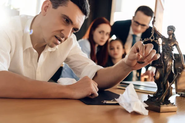 Volwassen Verbaasde Man Die Beslissing Ondertekening Huwelijk Ontbinding Overeenkomst — Stockfoto