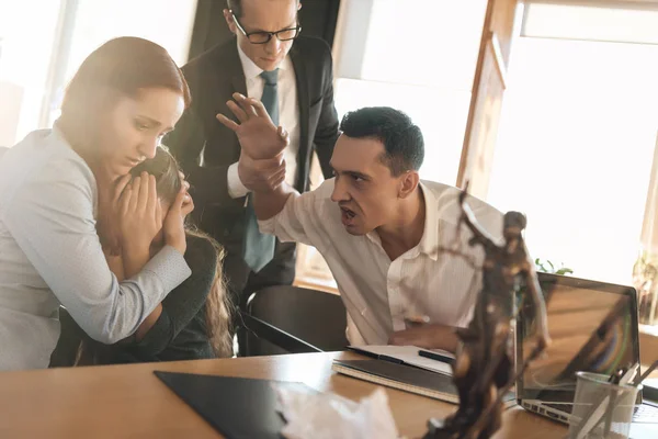 Abogado Familia Conteniendo Hombre Adulto Que Intenta Golpear Inquieta Esposa — Foto de Stock