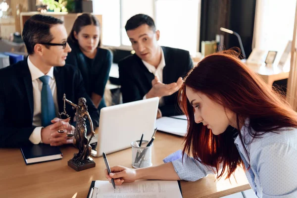 Mutter Unterschreibt Dokumente Über Vormundschaftsentzug — Stockfoto