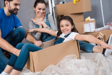 Onlar onarım yapma yeni dairede eğlenmek aile 