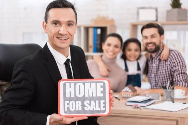 işareti Satılık Ev Emlak Ajansı tutan Emlak 