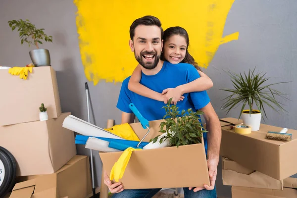 Família Segurando Bens Caixa Reparos Novo Apartamento — Fotografia de Stock