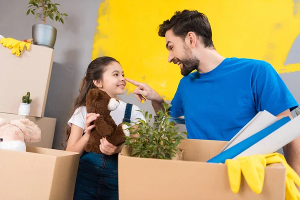 Padre Figlia Divertono Mentre Famiglia Riparazioni Nel Nuovo Appartamento — Foto Stock