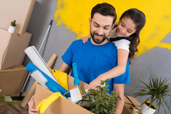 Familie Hält Waren Kiste Reparaturen Neuer Wohnung — Stockfoto