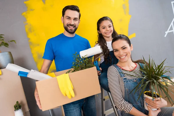 Family Holding Goods Box Repairs New Apartment — Stock Photo, Image