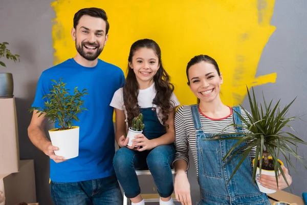 Familia Sosteniendo Plantas Verdes Macetas Mientras Hace Reparaciones Nuevo Apartamento — Foto de Stock