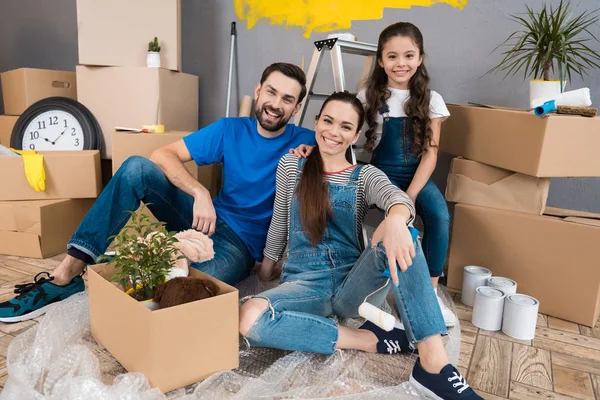 Familia Feliz Hacer Reparaciones Nuevo Apartamento — Foto de Stock