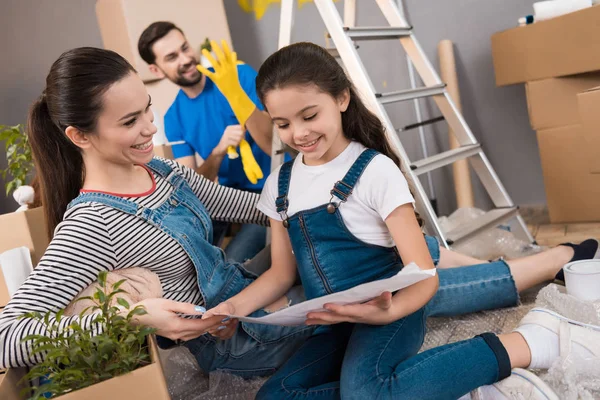 Madre Hija Esquema Tenencia Nuevo Apartamento Familia Haciendo Reparaciones — Foto de Stock