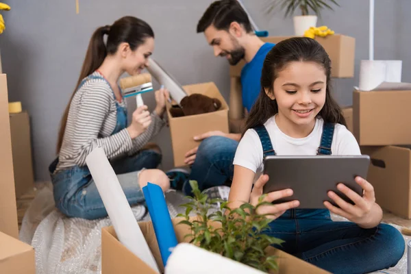 Girl Using Tablet Family Making Repairs New Apartment — Stock Photo, Image