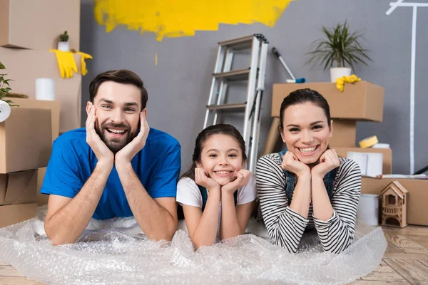 Familia Acostada Suelo Sonriendo Mientras Hace Reparaciones Nuevo Apartamento — Foto de Stock