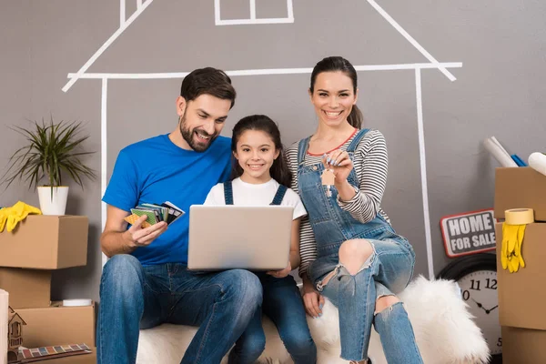 Familie Schaut Laptop Während Sie Reparaturen Neuer Wohnung Macht — Stockfoto