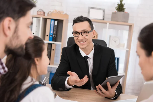 Makler Spricht Mit Familie Über Neue Wohnung Und Tablet — Stockfoto