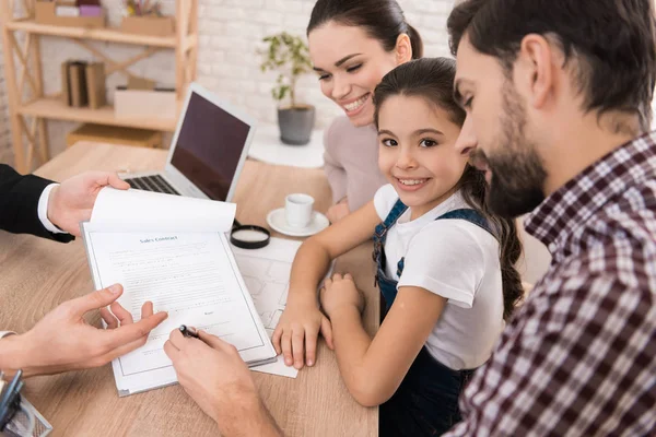 Ondertekening Overeenkomst Familie Kopen Nieuw Appartement Makelaar Man — Stockfoto