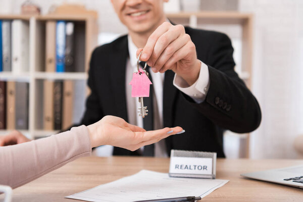 Риэлтор подсунул женщине ключи от новой квартиры
