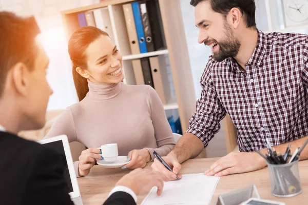 Man Underteckna Avtalet Familj Att Köpa Lägenhet Fastighetsbyrå — Stockfoto