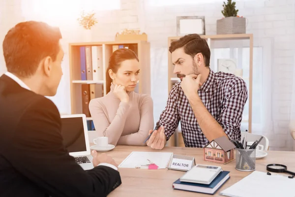 Pareja Discutiendo Compra Nuevo Apartamento Agencia Inmobiliaria —  Fotos de Stock