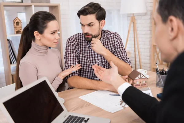 Pareja Discutiendo Compra Nuevo Apartamento Agencia Inmobiliaria —  Fotos de Stock