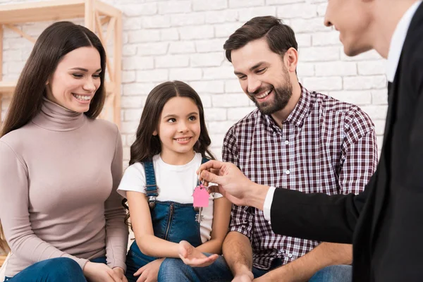 Makler Übergibt Familienschlüssel Ihrer Neuen Wohnung — Stockfoto